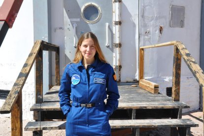 Carla Conejo, davant de la nau de la MDRS