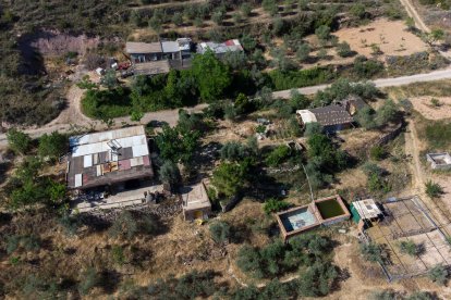 Las cabañas o torres se ubican en esta zona, frente a las pinturas rupestres de la Roca dels Moros. 