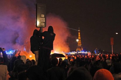 Manifestantes ayer en la plaza de la Concordia de París.