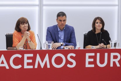 Cristina Narbona, Pedro Sánchez, i Adriana Lastra, ahir a l’executiva del PSOE amb cares llargues.