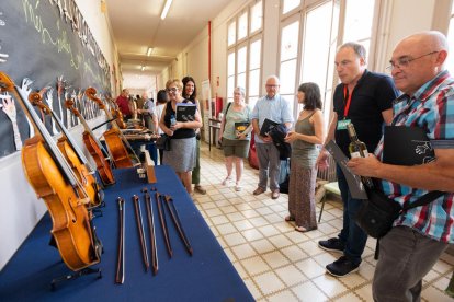 Los pasillos de la Escola Jaume Balmes acogieron ayer la 19 edición de la Fira de Lutiers de Cervera.