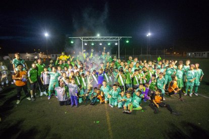 Foto de grup de tots els jugadors, jugadores i entrenadors de la UE Gardeny, ahir durant la presentació.