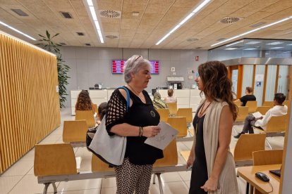 Visita de la teniente de alcalde, Carme Valls, a la Oficina Municipal d'Atenció Ciutadana