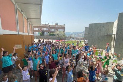 Els nens dels casals del Jussà celebren una jornada de germanor