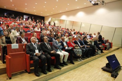 Les autoritats que van intervenir en la inauguració del congrés, a primera fila, ahir a la Llotja.