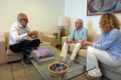 La reunión del alcalde Fèlix Larrosa y la concejala de Cultura, Pilar Bosch, con Manel Gigó. A la derecha, algunas piezas que guarda.  