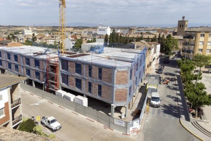 Bloc d’habitatges en construcció a la plaça Doctor Pere Castelló de Guissona.