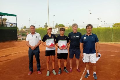 Cèlia Torrelles i Bruno Melé, amb els trofeus de campió.