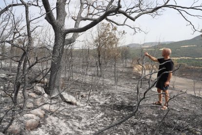 L'alcalde d'Alòs de Balaguer, en una zona forestal calcinada.