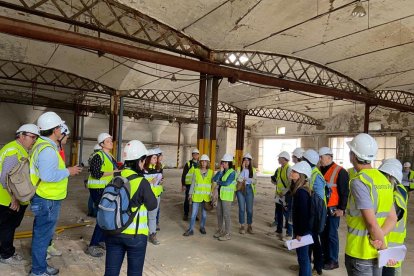 Constructores visiten espais de la futura estació de bus