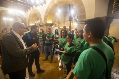 L’edil Rutllant parlant amb els activistes de la PAH, ahir.