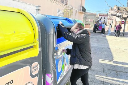 Uno de los contenedores con tarjeta en Penelles. 