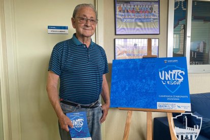 Llorenç Calzada, socio número 2 del Lleida, renovando su carnet.