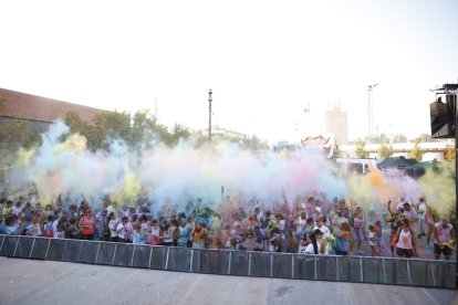 Alcarràs se llenó ayer de color con la celebración de una Fiesta Holi.