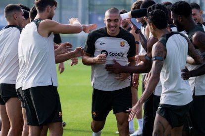 Oriol Romeu fue recibido ayer así por sus nuevos compañeros en el entrenamiento.