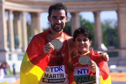 Álvaro Martín y María Pérez muestran sus medallas de oro ayer tras la prueba de 35 km.