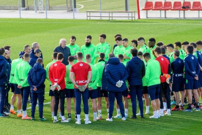 La plantilla del Athletic Club, con el ‘Txopo’ Iribar, en el minuto de silencio previo al entrenamiento.