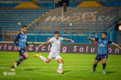 Belhadji, amb la pilota, amb la samarreta de l’Aswuan, amb què ha anotat dos gols en vuit partits.