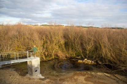 Guillem Boneu muestra el embalse de Suquets de Baix, que está medio vacío, y que puede convertirse en una reserva natural. 