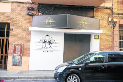 Exterior del local al que la Paeria obliga a suspender la actividad.