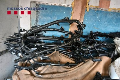 Desarticulado un grupo criminal que robaba motos en la calle y las desguazaba en el interior de un contenedor en Pallejà