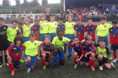 Els dos equips finalistes del Ciutat de Tàrrega Benjamí, Andorra i Orgèl·lia, van posar junts abans del matx.