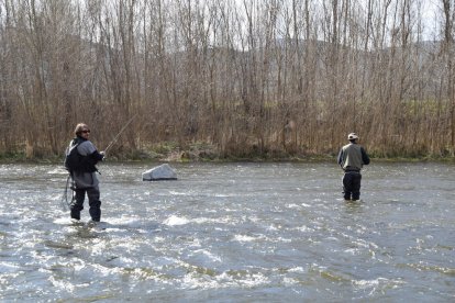 Miembros del Club de Caça i Pesca del Alt Urgell, ayer en la primera jornada de pesca de baja montaña.