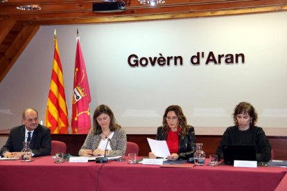 Al centre, la síndica, Maria Vergés, amb Vilagrà, a la dreta.