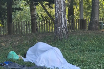 El ayuntamiento colgó esta foto del hombre durmiendo. 