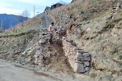 Las obras han finalizado esta semana y va desde el parking de Ginestarre hasta la localidad. 