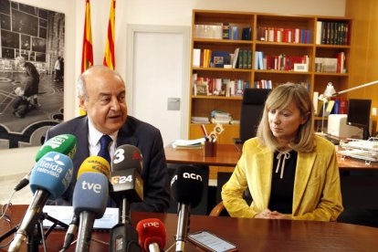 El president del TSJC, Jesús María Barrientos, i la presidenta de l'Audiència de Lleida, Lucía Jiménez, atenent els mitjans de comunicació en un recés de la reunió de la Sala de Govern del TSJC.

Data de publicació: dimarts 25 d'octubre del 2022, 14:16

Localització: Lleida