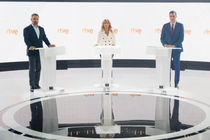 Santiago Abascal, Yolanda Díaz y Pedro Sánchez momentos antes de iniciar el último debate antes de las elecciones del domingo.