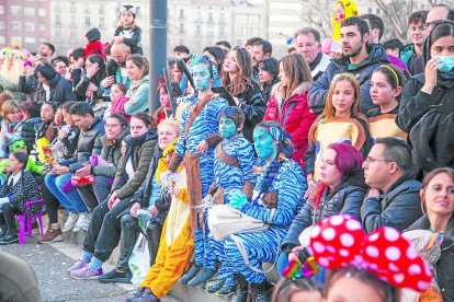 Los disfraces cinematográficos, como este de Avatar, abundaron en la rúa de Carnaval.