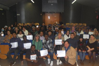 Los alumnos con sus certificados.