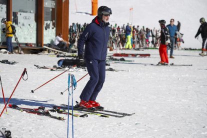 El rey Felipe VI esquiando ayer en Baqueira (izquierda) y un gran número de esquiadores en la estación de Port Ainé, que cerró su acceso al completar su aforo. 