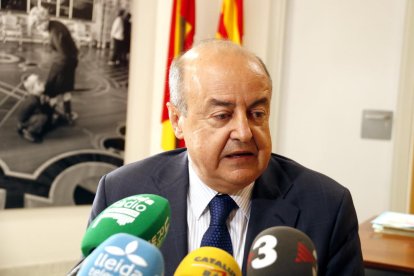 El president del TSJC, Jesús María Barrientos, atén els mitjans de comunicació al despatx de la presidenta de l'Audiència de Lleida, durant un recés de la reunió de la Sala de Govern del TSJC.