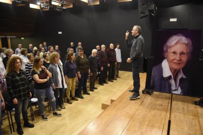 El músico y compositor Pedro Pardo dirigiendo ayer el ensayo.