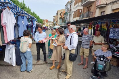 Els candidats van visitar ahir el mercat setmanal de Ponts.