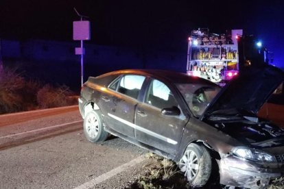 Vista del vehículo accidentado la noche del sábado en Gualter. 