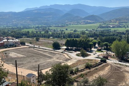 Vista dels terrenys que s'estan urbanitzant a l'entrada est de la Seu d'Urgell, on es preveuen dos superfícies comercials i el futur hospital comarcal.