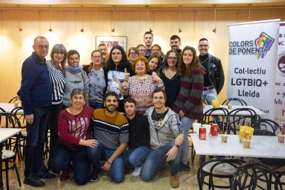 El alcalde de Lleida, y la concejala Sandra Castro, ayer en el acto con miembros de Colors de Ponent.