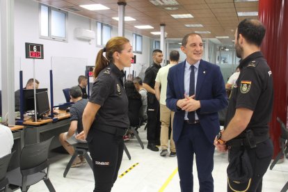 José Crespín en su visita a las dependencias de la Policía Nacional. 