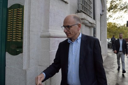 Enrico Letta, ahir arribant a casa seua després d’anunciar la dimissió com a líder de l’esquerra italiana.