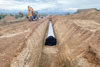 Las obras de la tubería de La Mola, paralela al canal principal del Aragón y Catalunya, que tiene una longitud de 6 kilómetros y podrán circular 2,4 metros cúbicos por segundo.