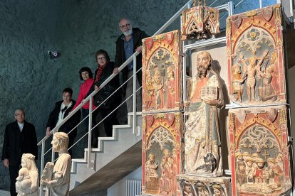 La directora del Centre de Restauració de Béns Mobles de Catalunya, Mireia Mestre, con el director del Museo Diocesà d'Urgell, Josep Maria Mauri, junto al retablo de Sant Bartomeu de Cubells que se expone de nuevo en el Museo Diocesà d'Urgell.