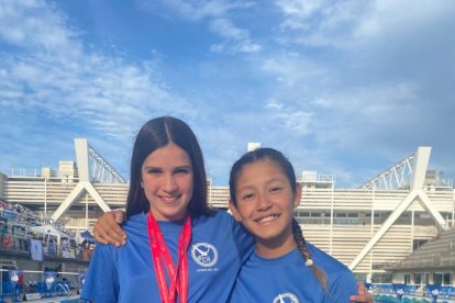 Alba Martínez, amb les medalles, i Naomí Ospina, del CN Tàrrega.