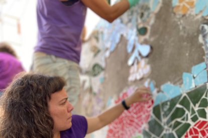 Silvia Sorolla va crear un mural amb la tècnica del trencadís.