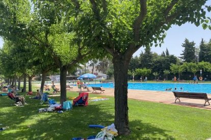 L'Ajuntament de les Borges Blanques diu que els socorristes de la piscina volen aprendre català