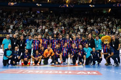 La plantilla del Barça posa amb les medalles com a tercer classificat de la Final Four.