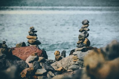 Imagen de archivo de piedras apiladas en una playa.